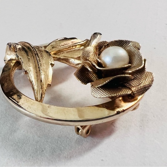 𝅺VINTAGE 70s Goldtone Faux pearl flower brooch - Picture 2 of 3